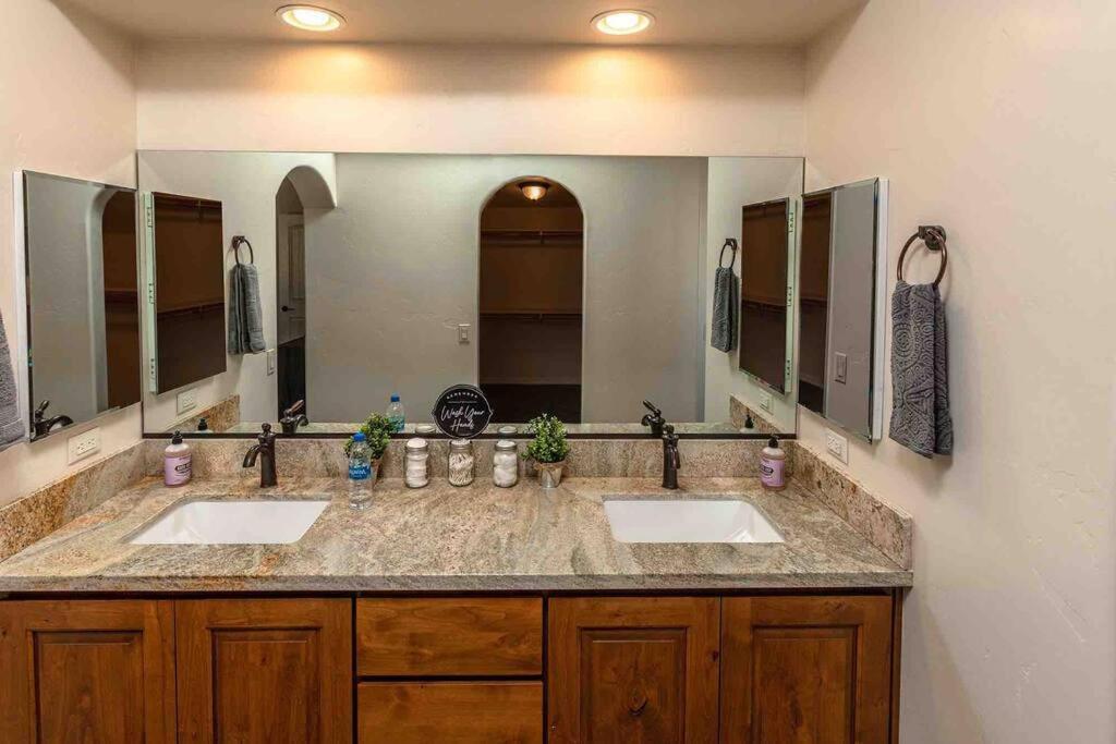 Hot Tub . Spacious . Pets . Central . Boat Parking Lake Havasu City Εξωτερικό φωτογραφία