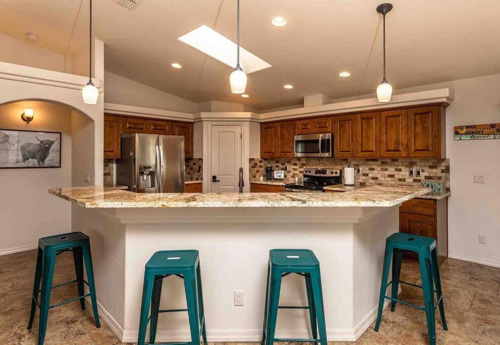 Hot Tub . Spacious . Pets . Central . Boat Parking Lake Havasu City Εξωτερικό φωτογραφία