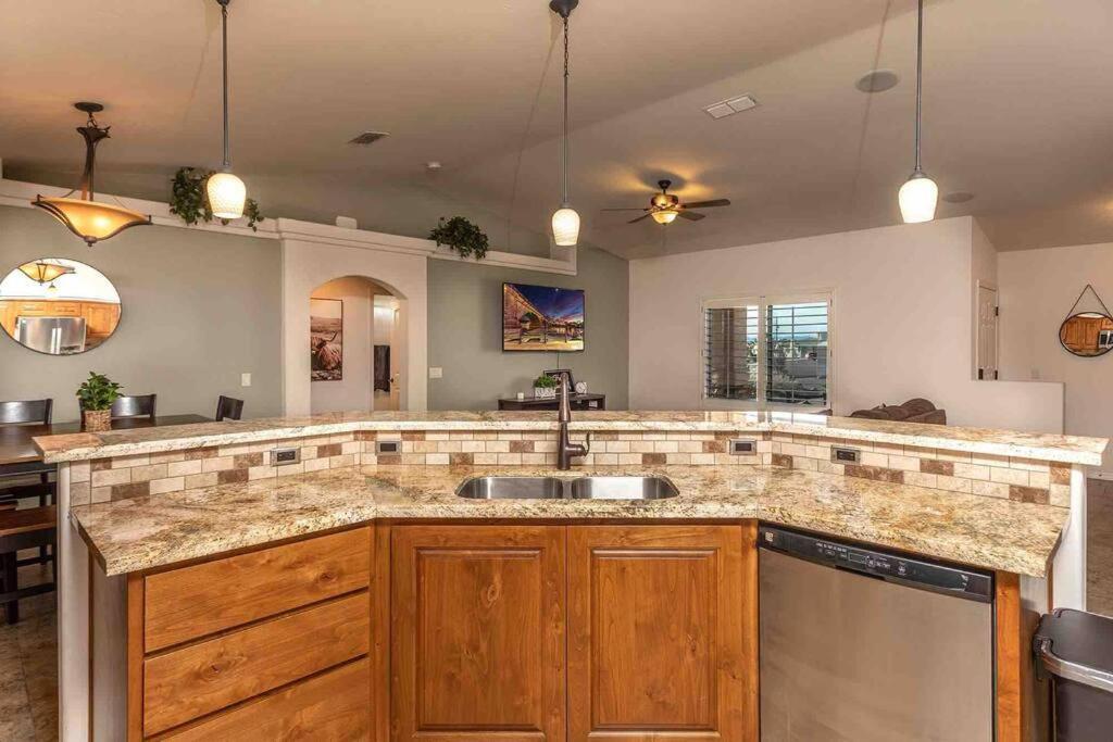 Hot Tub . Spacious . Pets . Central . Boat Parking Lake Havasu City Εξωτερικό φωτογραφία