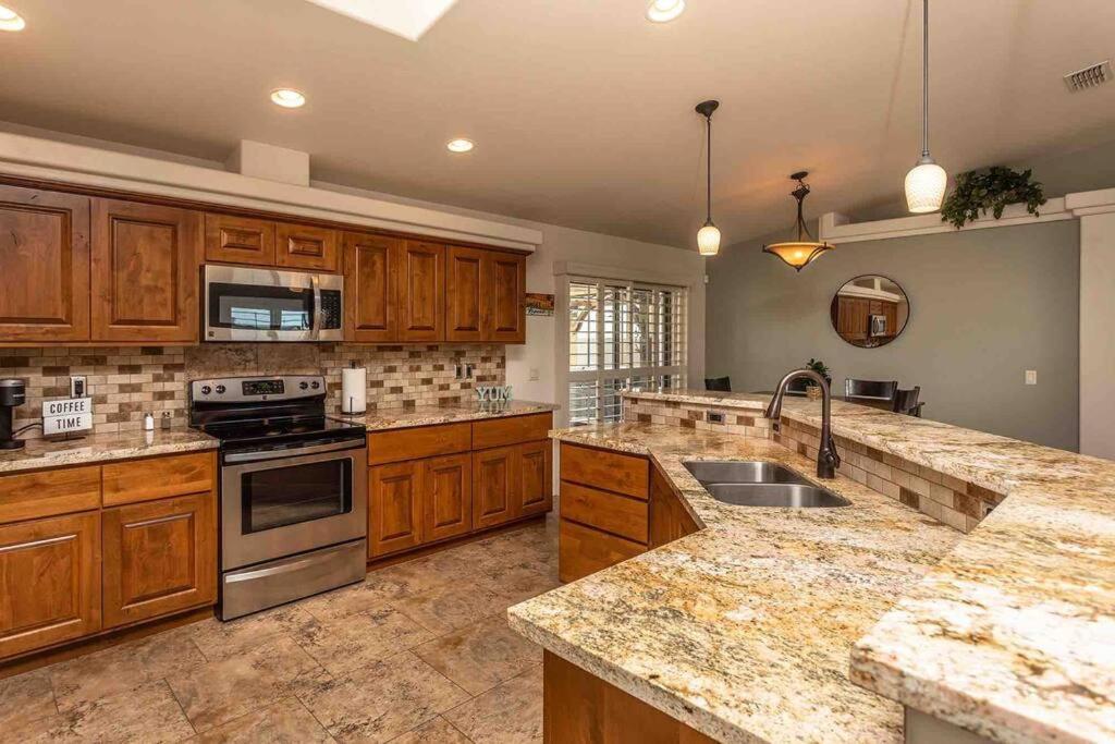 Hot Tub . Spacious . Pets . Central . Boat Parking Lake Havasu City Εξωτερικό φωτογραφία
